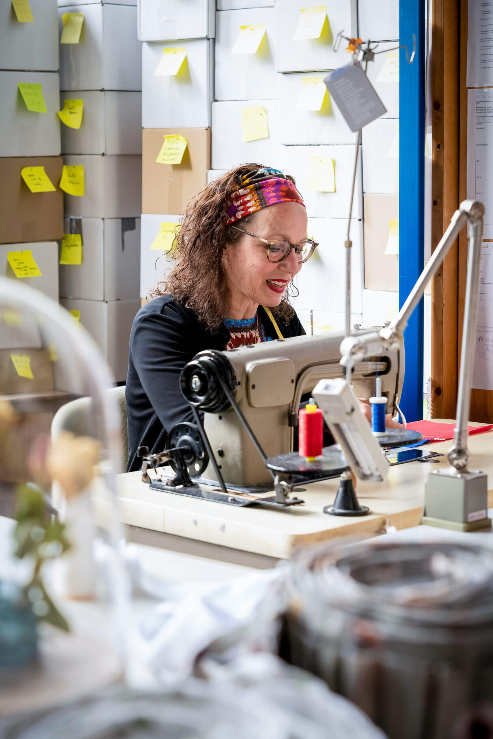Gedenkwebshop - Jantine achter de naaimachine